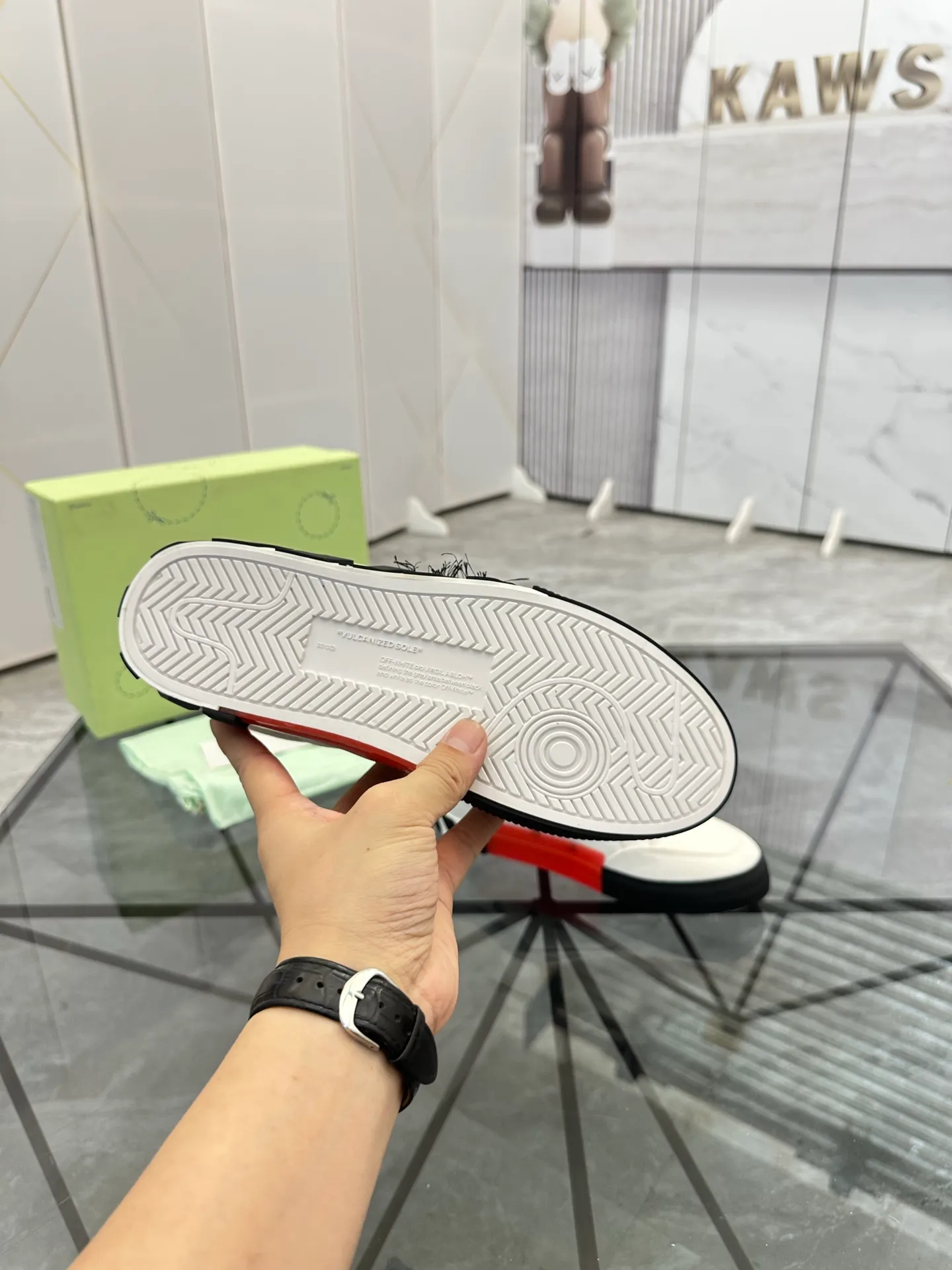 Selling men's shoes 💰: 💰P440¥ Product trademark: OFF WHITE *"OFF WHITE*" low-top casual shoes Regular size: 35-45 (can be customized to 46) Couple style Product materials: original material from the upper counter, breathable lining, original outsole. No.: H203